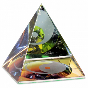 Crystal Pyramid Yin Yang (6 cm)
