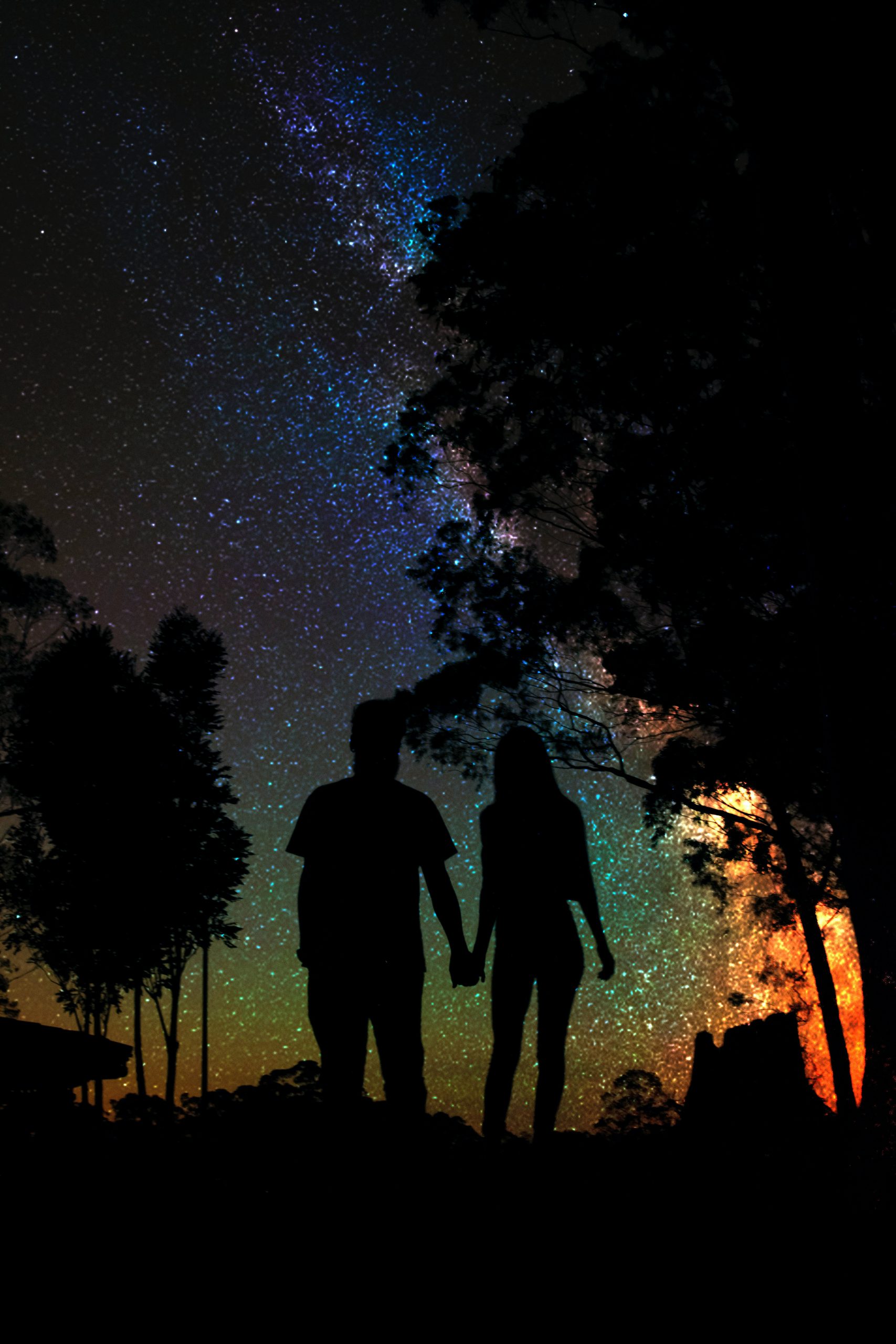 holding hands at night looking at the milky way