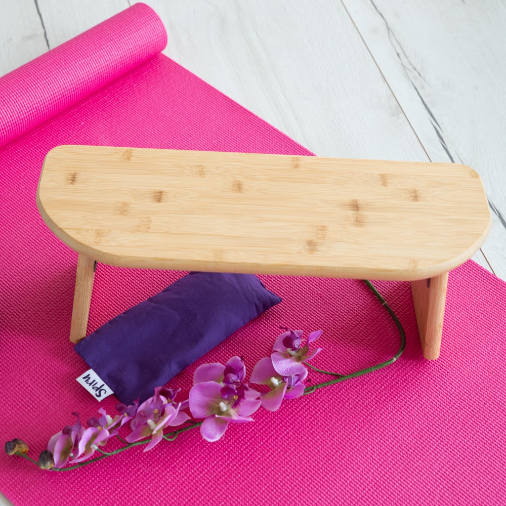 spiru meditation bench, pink yoga mat, purple eye cushion