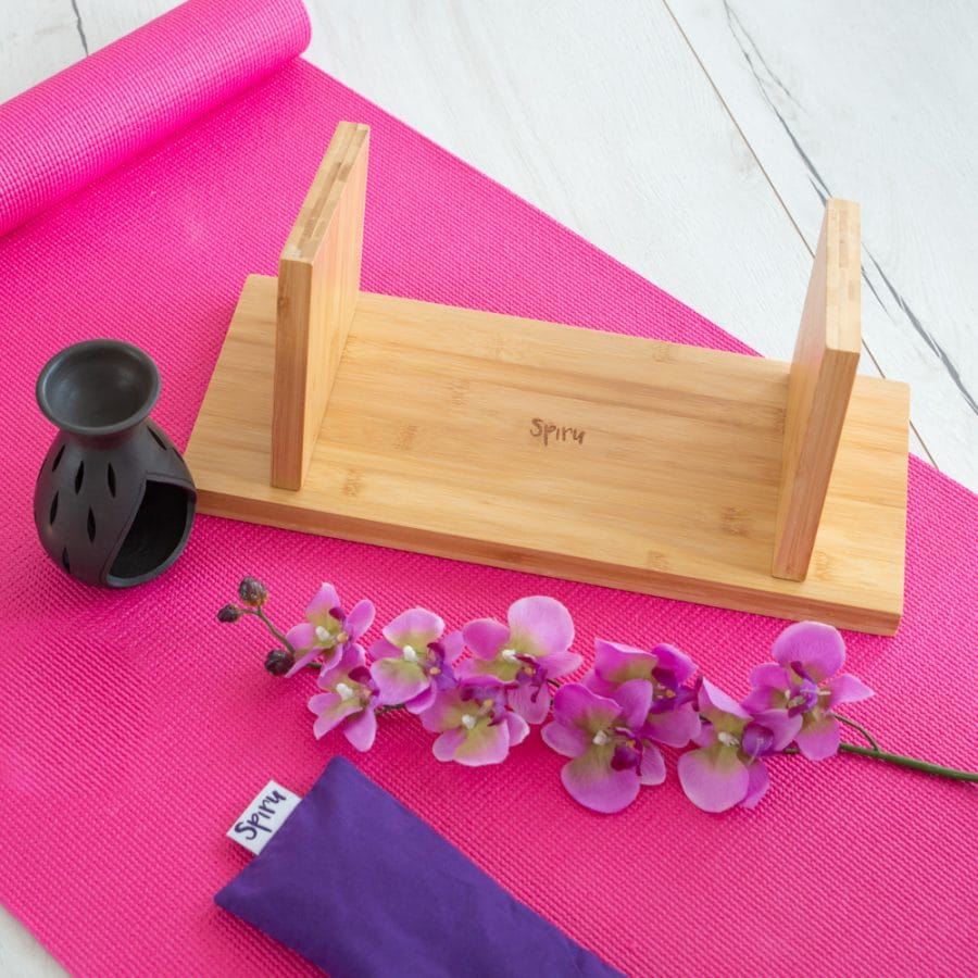 spiru meditation bench with aroma diffuser and eye cushion on yoga mat